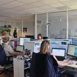SUP ECO. Dans les bureaux de Safran, sur le site de Melun-Villaroche (Seine-et-Marne), d’imposants panneaux de verre ont été installés pour cloisonner les différents services.